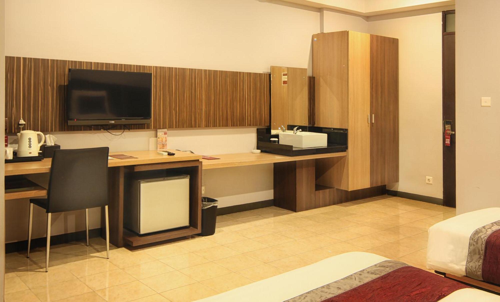 Valore Hotel Cimahi Exteriör bild